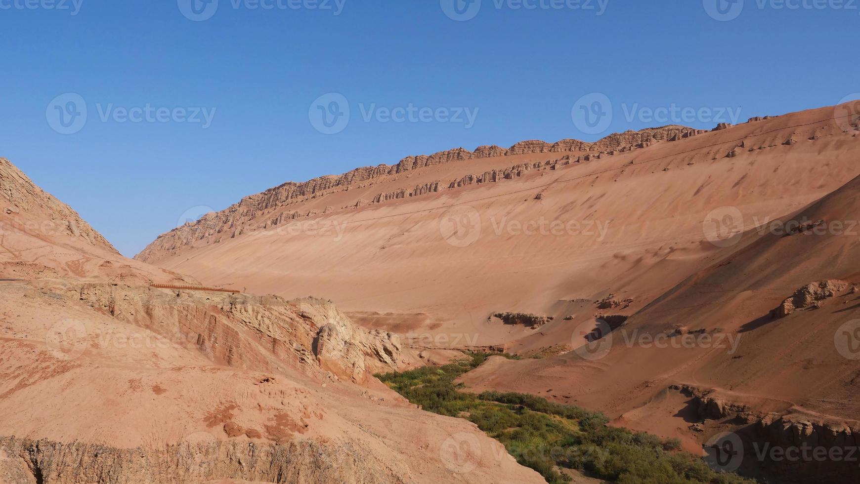 Valle de la montaña en llamas en la provincia china de turpan xinjiang. foto