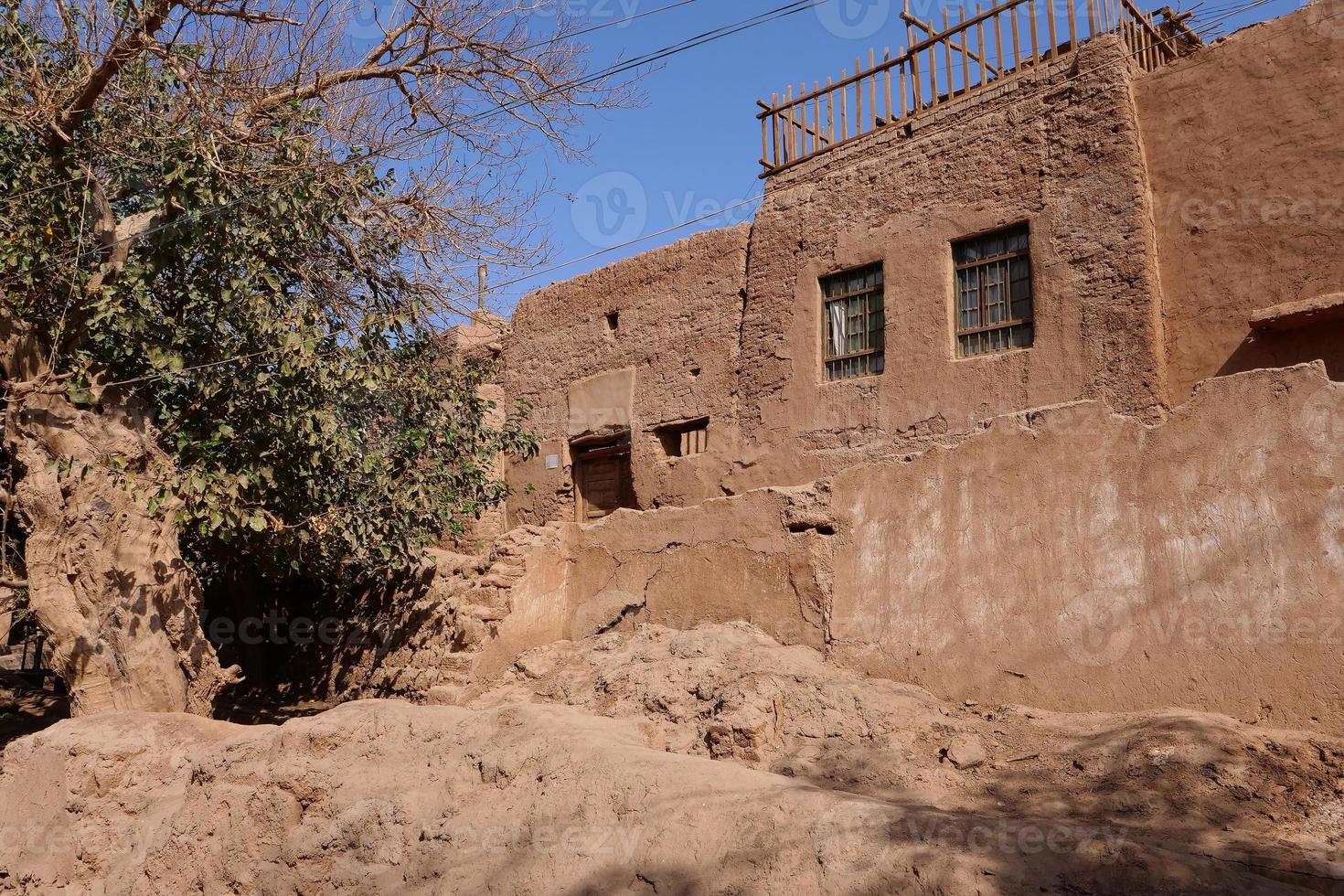 Casa antigua residencial en el valle de la aldea de Tuyoq, provincia de Xinjiang, China. foto