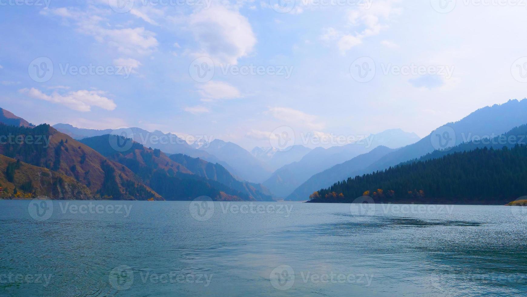 cielo lago de montañas celestiales en xinjiang china. foto