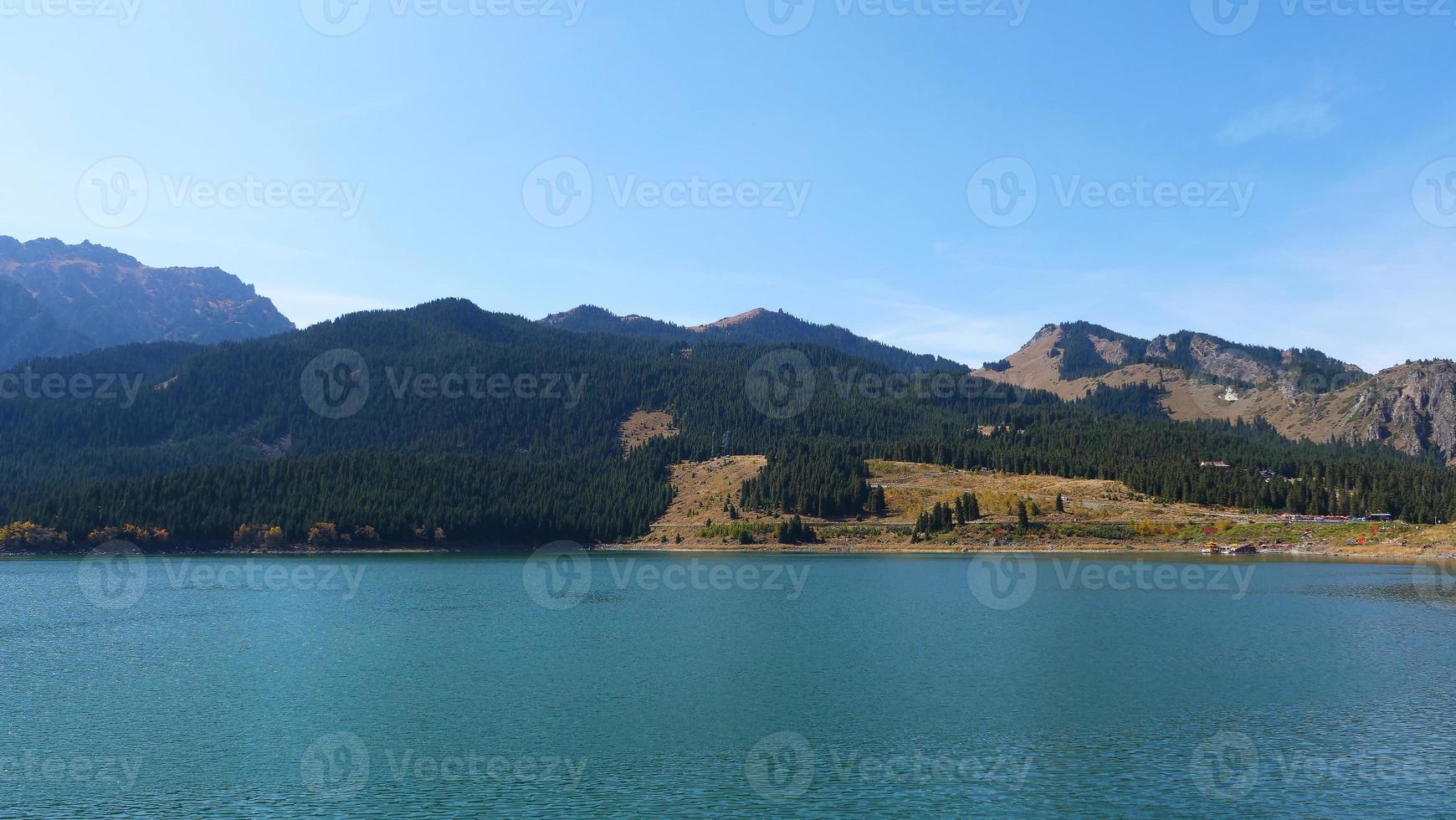 cielo lago de montañas celestiales en xinjiang china. foto