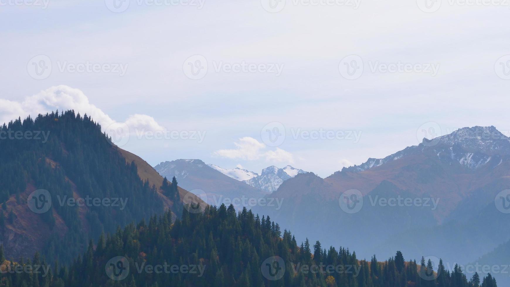 cielo lago de montañas celestiales en xinjiang china. foto