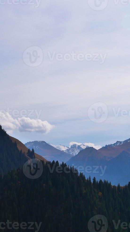 cielo lago de montañas celestiales en xinjiang china. foto