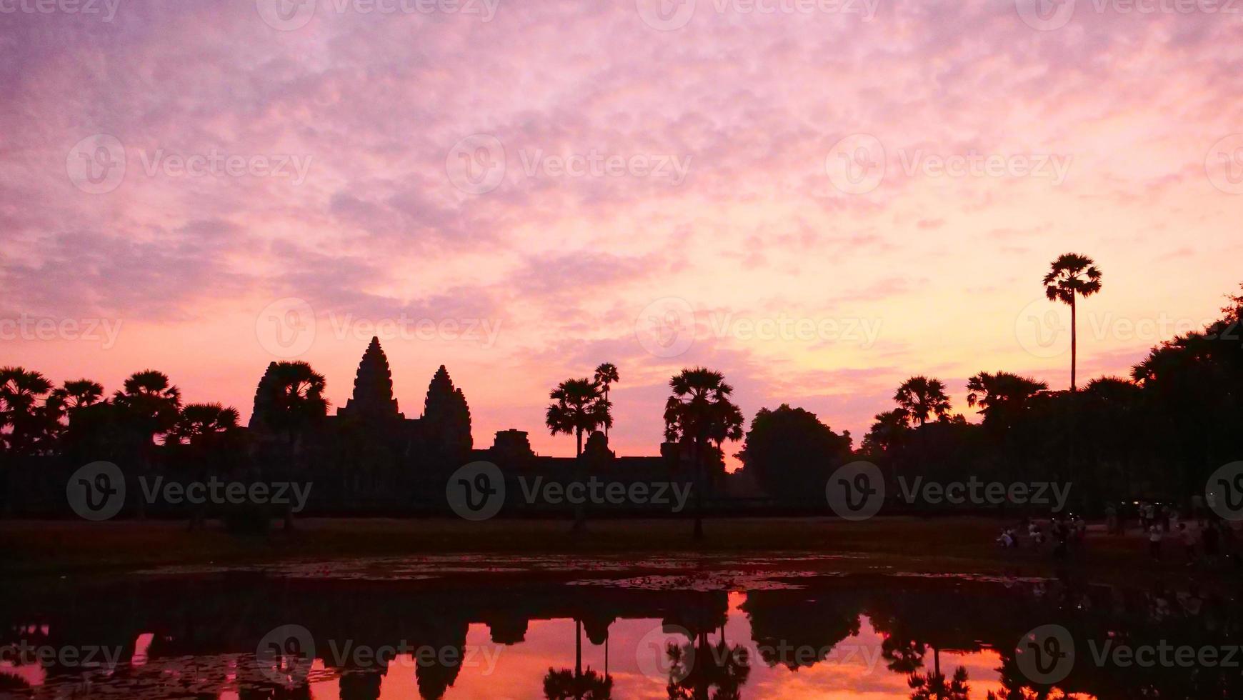 La herencia del templo antiguo de Angkor Wat al amanecer en Siem Ream, Camboya foto