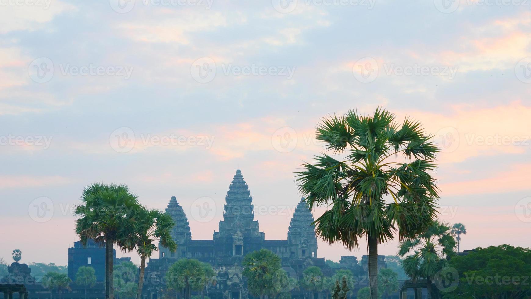 Antiguo complejo de templos de Angkor Wat en Siem Reap, Camboya foto