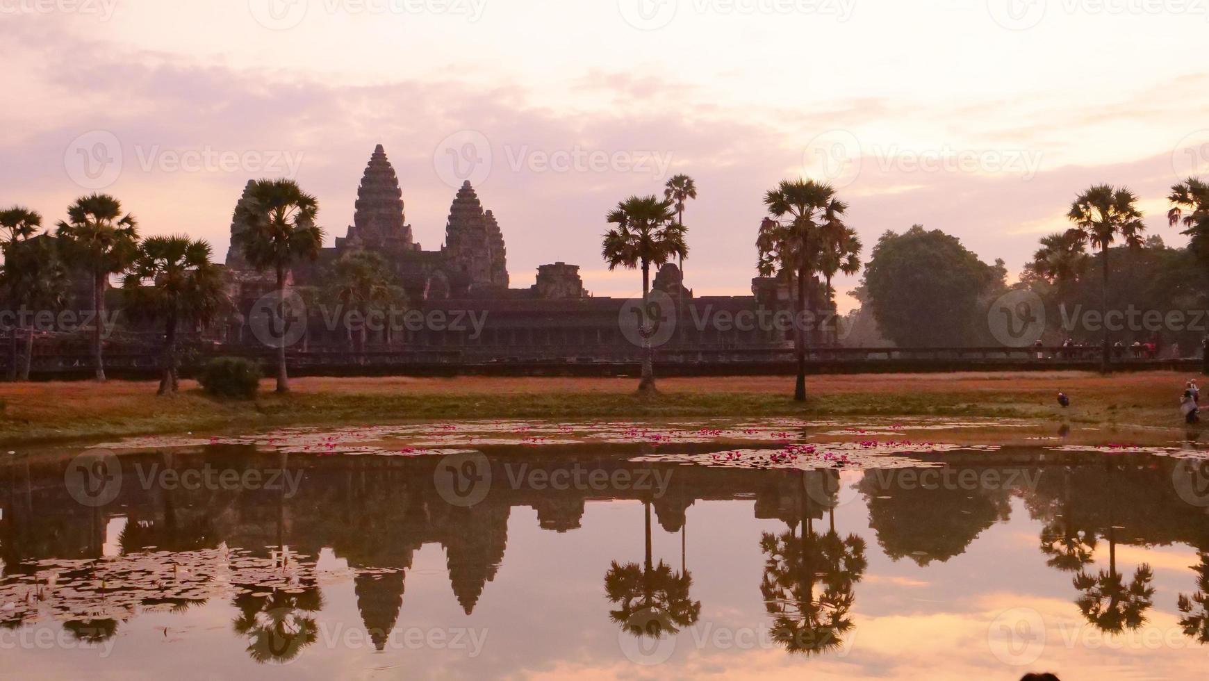 La herencia del templo antiguo de Angkor Wat al amanecer en Siem Ream, Camboya foto