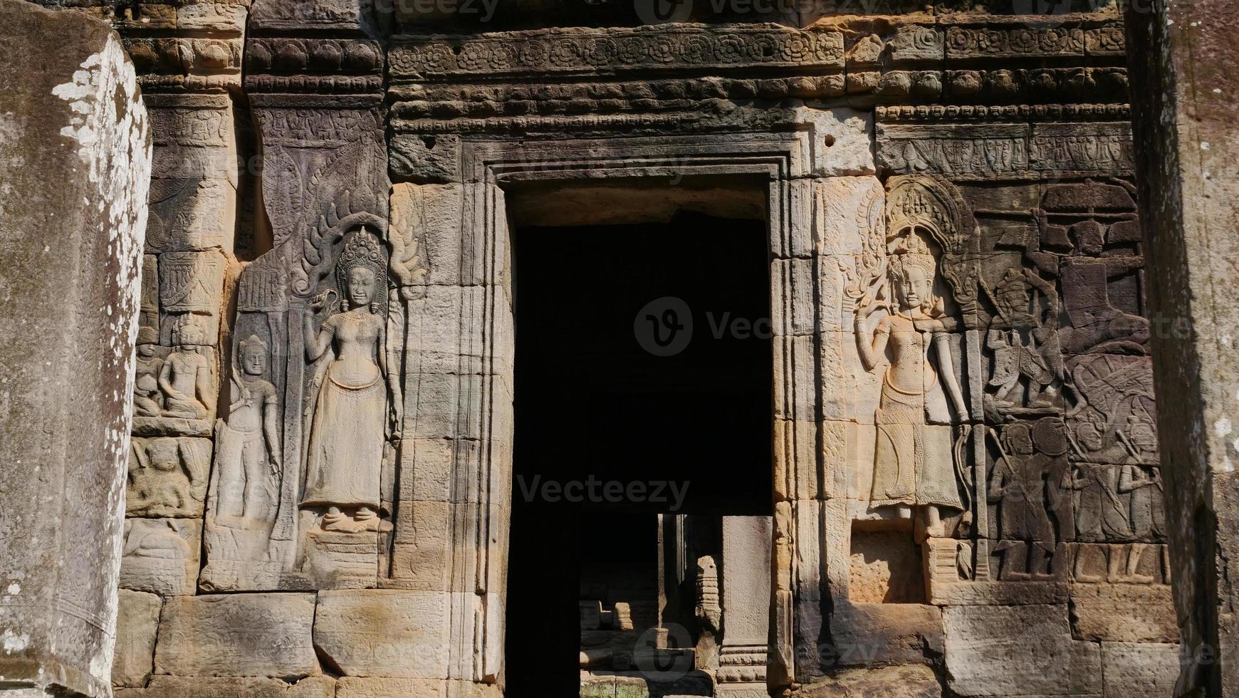 Arte de talla de piedra en el templo Bayon, Siem Reap, Camboya foto