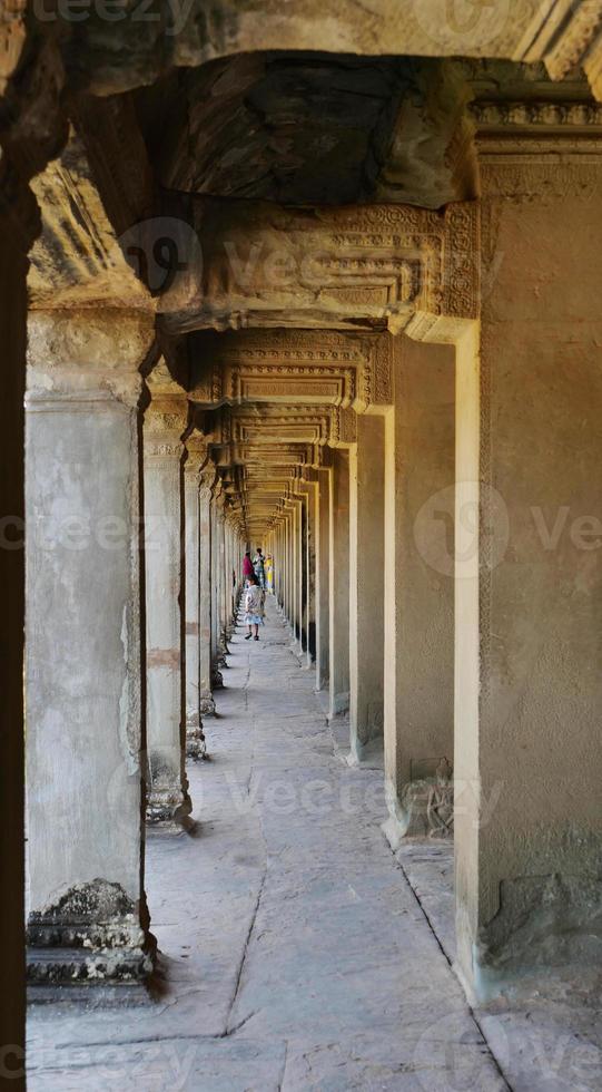 Corredor de piedra del complejo del templo de Angkor Wat en Siem Reap, Camboya foto