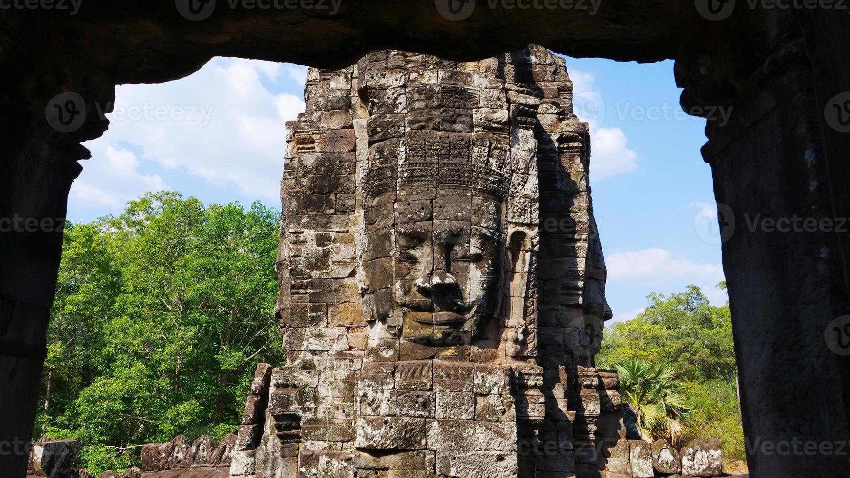 Torre de cara en el templo de Bayon, Siem Reap, Camboya foto