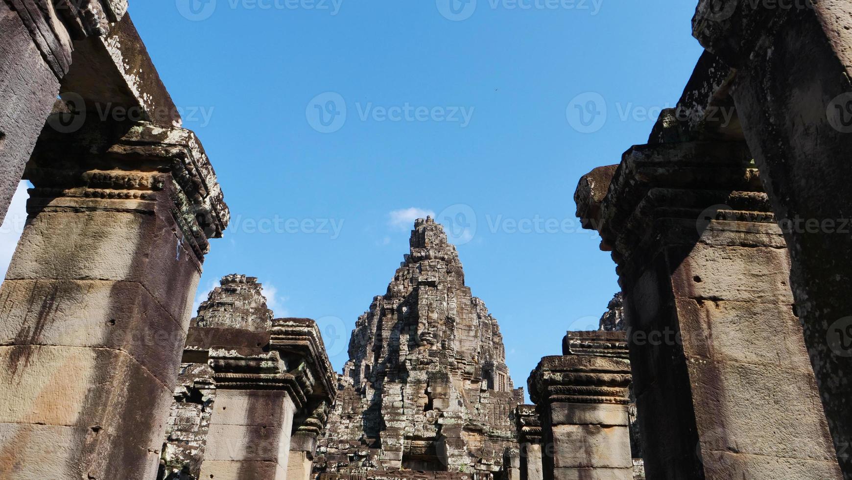 Templo Bayon en el complejo de Angkor Wat, Siem Reap, Camboya foto
