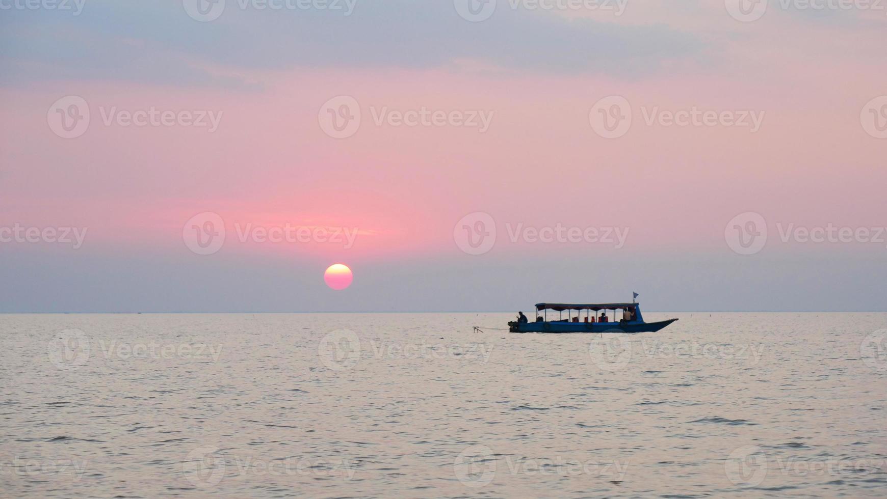 hermosa puesta de sol del lago tonle sap en siem reap, camboya. foto