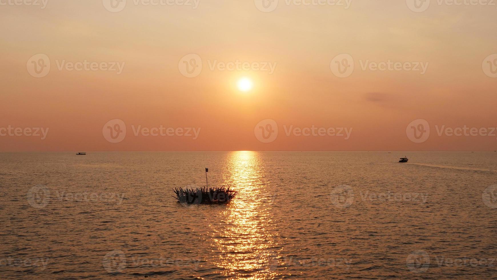 hermosa puesta de sol del lago tonle sap en siem reap, camboya. foto