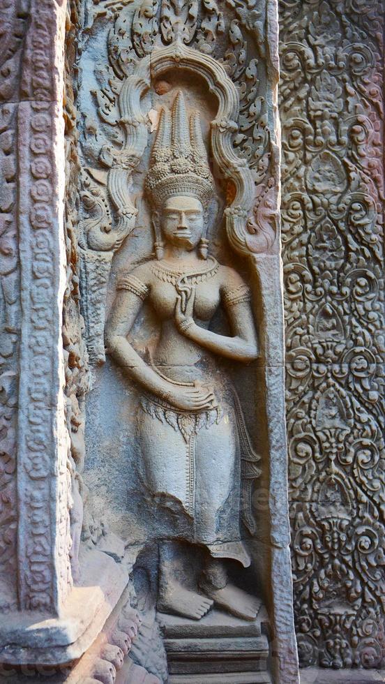 arte de piedra en el templo de ta prohm, siem reap, camboya. foto