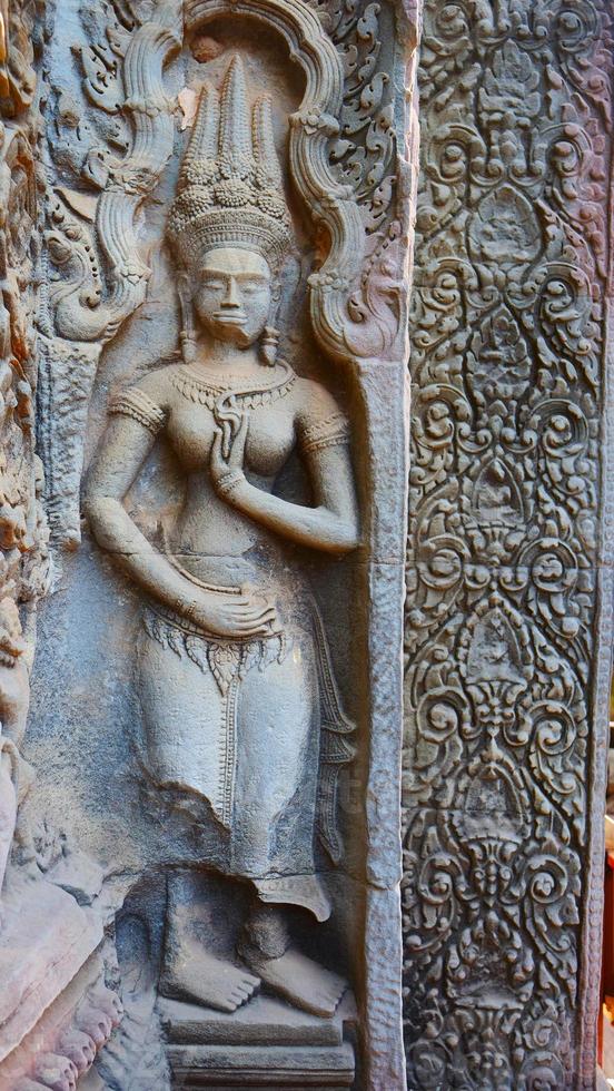 arte de piedra en el templo de ta prohm, siem reap, camboya. foto