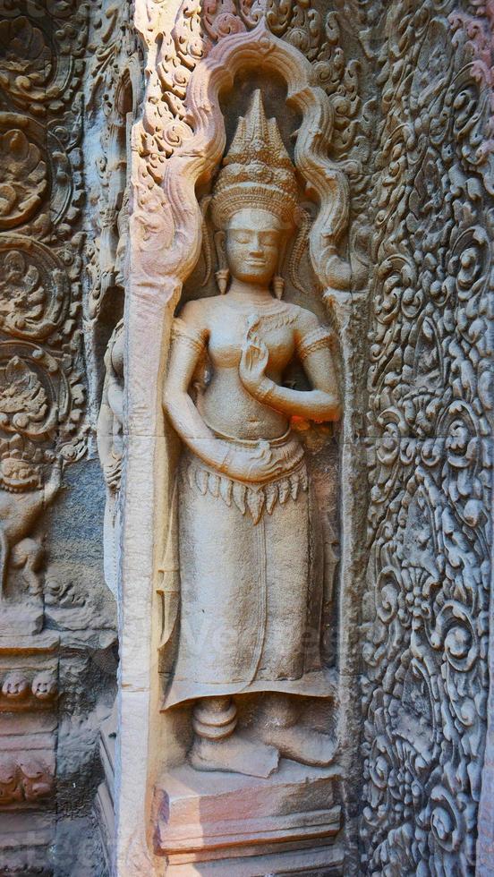 arte de piedra en el templo de ta prohm, siem reap, camboya. foto