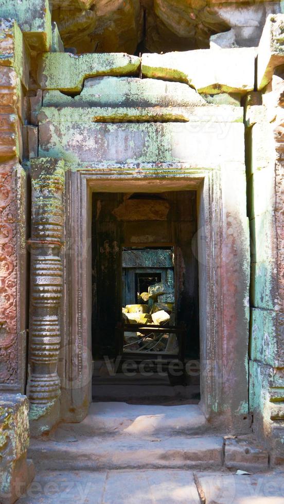 puerta de piedra en ruinas en ta prohm temple reap camboya. foto