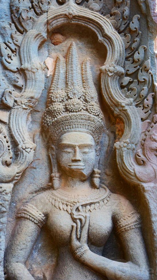 talla de piedra en el templo de ta prohm, siem reap, camboya. foto