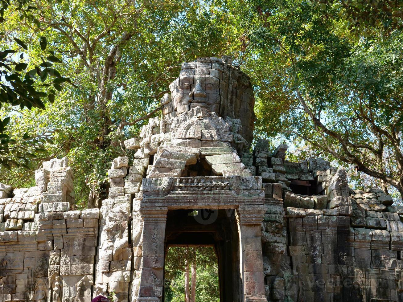 Puerta de piedra ruina en Banteay Kdei, en Siem Reap, Camboya foto