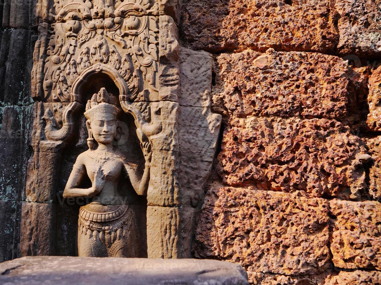 talla de piedra en el templo de ta som, siem reap, camboya. foto