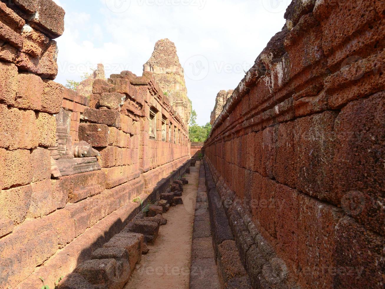 pared de piedra de roca en la antigua ruina budista khmer de pre rup, siem reap foto