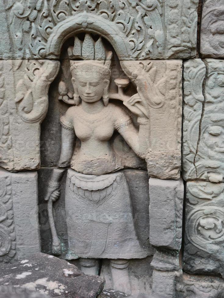 talla de piedra en el templo de ta som, siem reap, camboya. foto