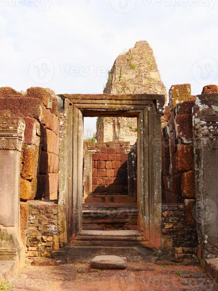 marco de la puerta de piedra en la ruina budista khmer de pre rup, siem reap foto