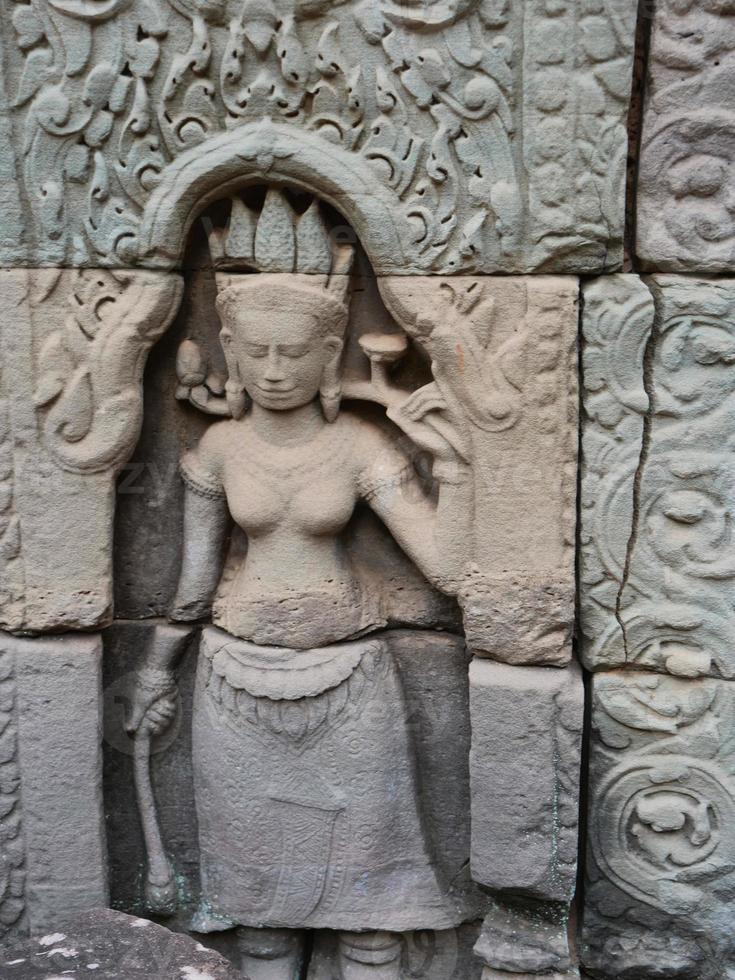 talla de piedra en el templo de ta som, siem reap, camboya. foto