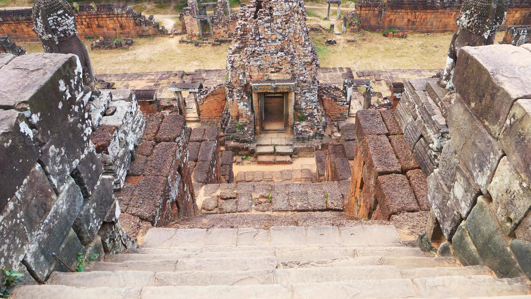 Escalera de piedra en la ruina budista khmer de pre rup, siem reap, camboya. foto