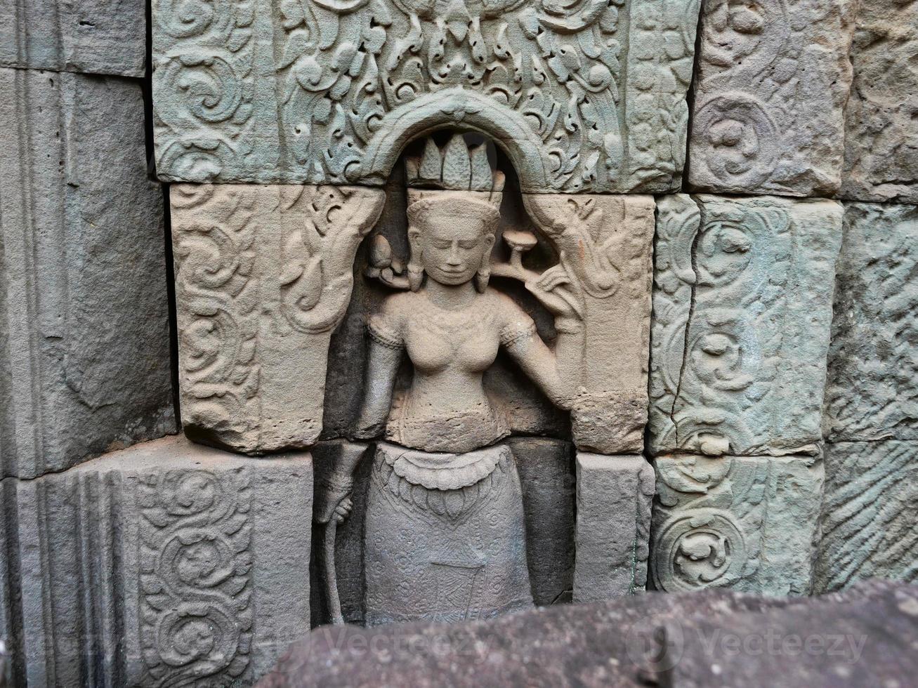 talla de piedra en el templo de ta som, siem reap, camboya. foto