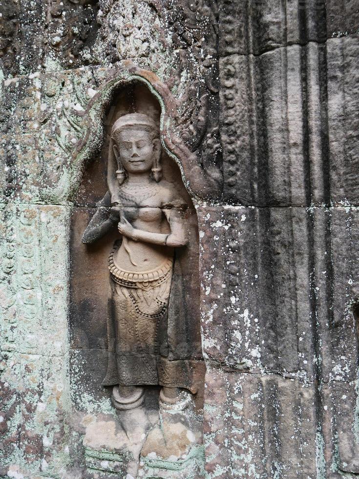 Arte de talla de piedra en el templo de ta som, siem reap, camboya. foto