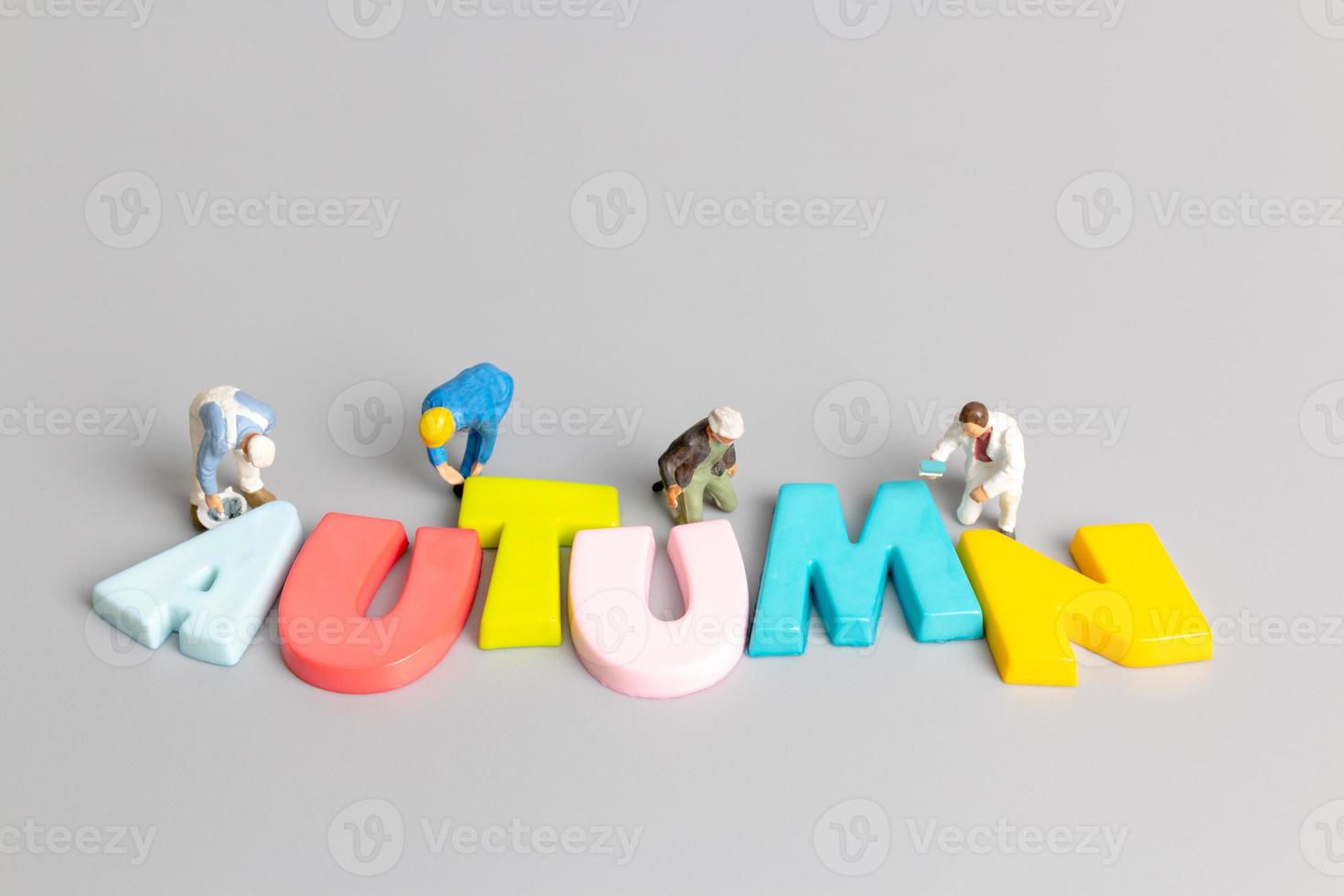 Equipo de trabajadores de personas en miniatura pintura de otoño con lugar para texto foto