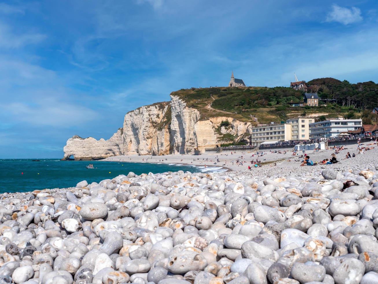 etretat, francia, 2021 - normandía playas con guijarros foto