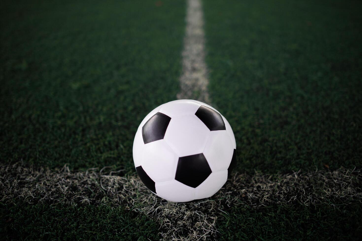 Balón de fútbol en la línea blanca en el estadio. foto