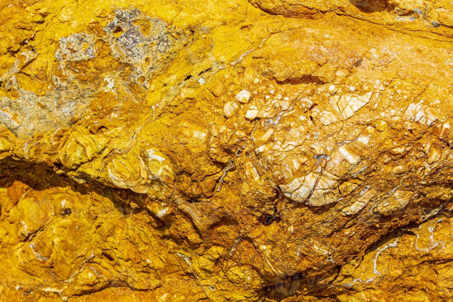 Cantos rodados y rocas de color amarillo dorado en la isla de Kos, Grecia. foto