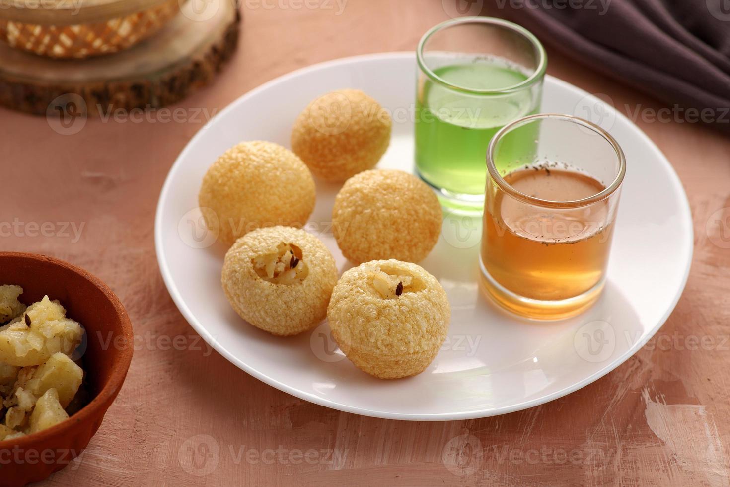 bocadillos de comida india gol gappe o pani puri o bolas de agua puchka foto