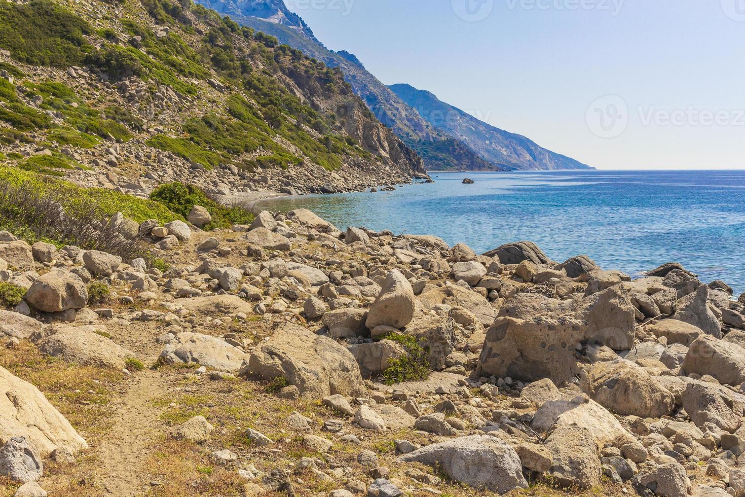 Paisajes naturales en la isla de Kos, Grecia, montañas, acantilados, rocas. foto