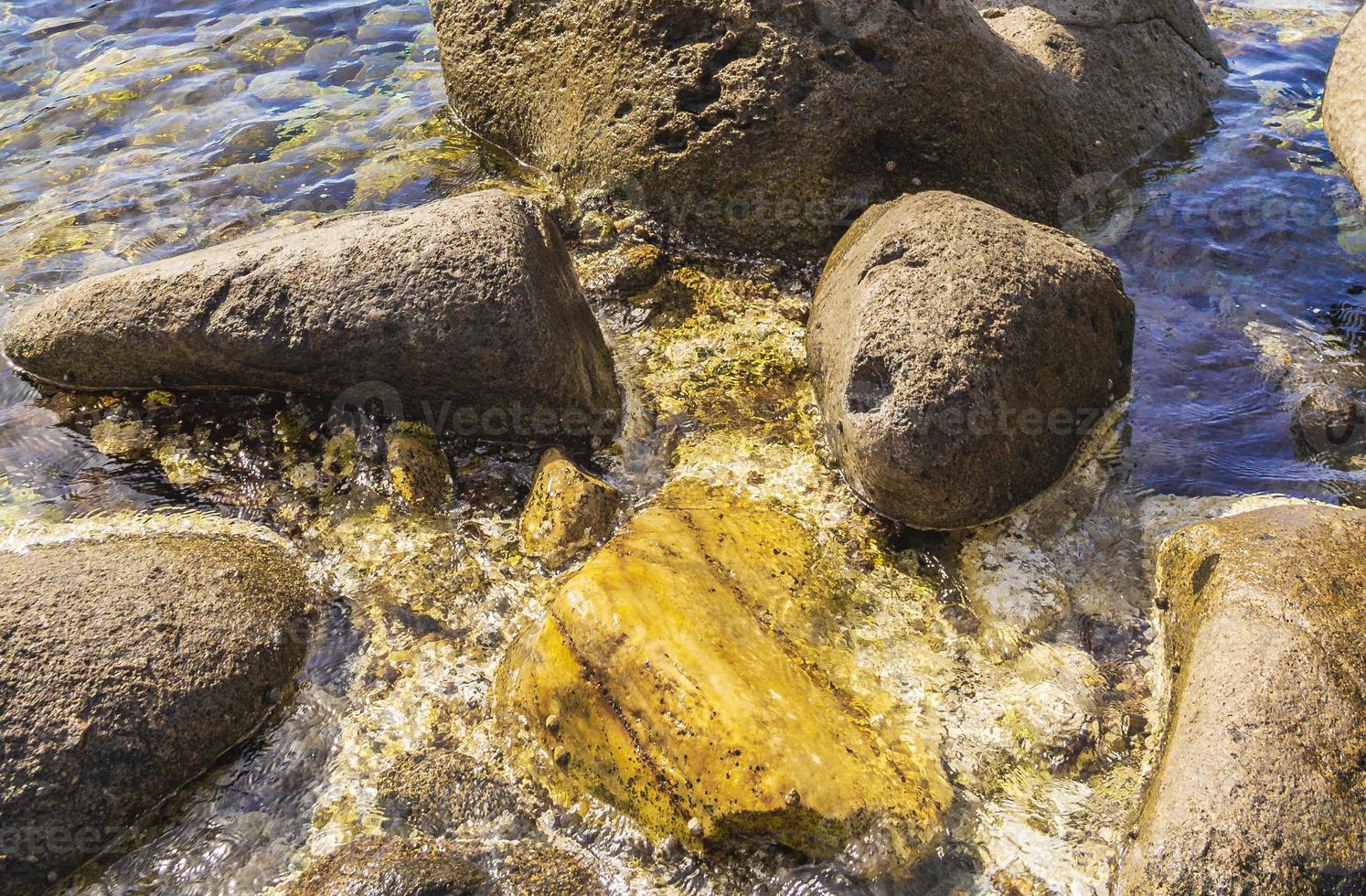 rocas cantos rodados en agua azul turquesa en la isla de kos en grecia. foto