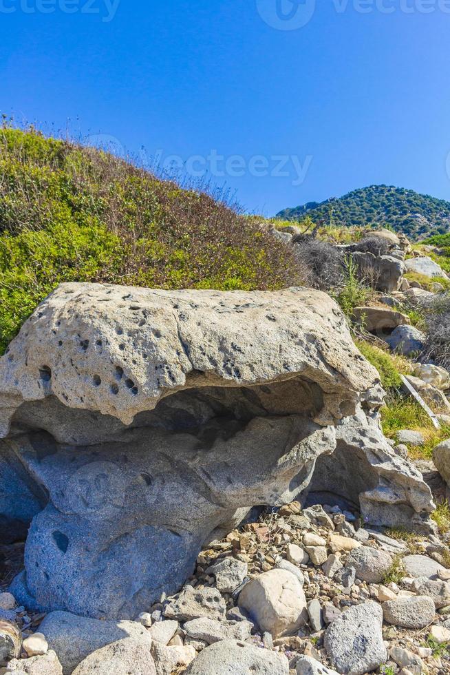 gran formación rocosa rara en paisajes costeros isla de kos grecia. foto