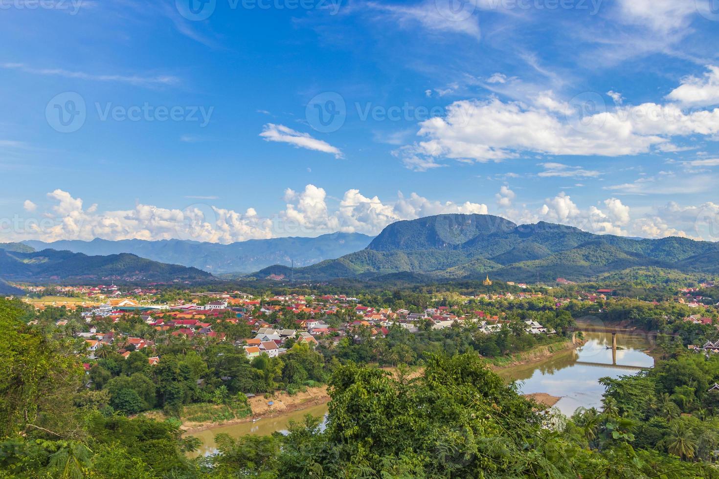 ciudad de luang prabang en panorama del paisaje de laos con el río mekong. foto