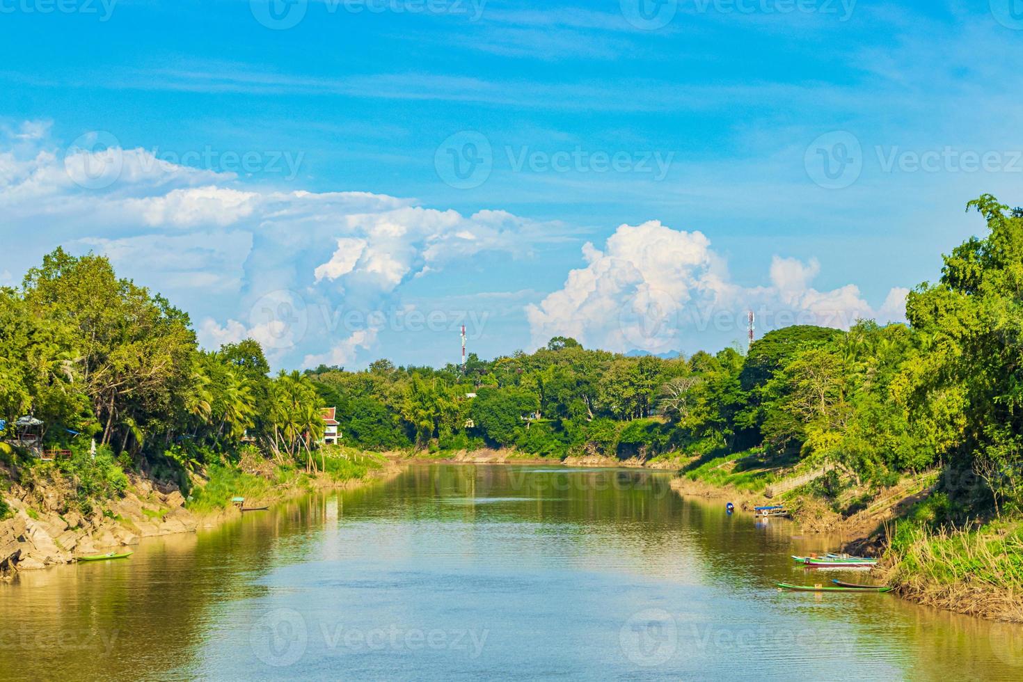 ciudad de luang prabang en panorama del paisaje de laos con el río mekong. foto