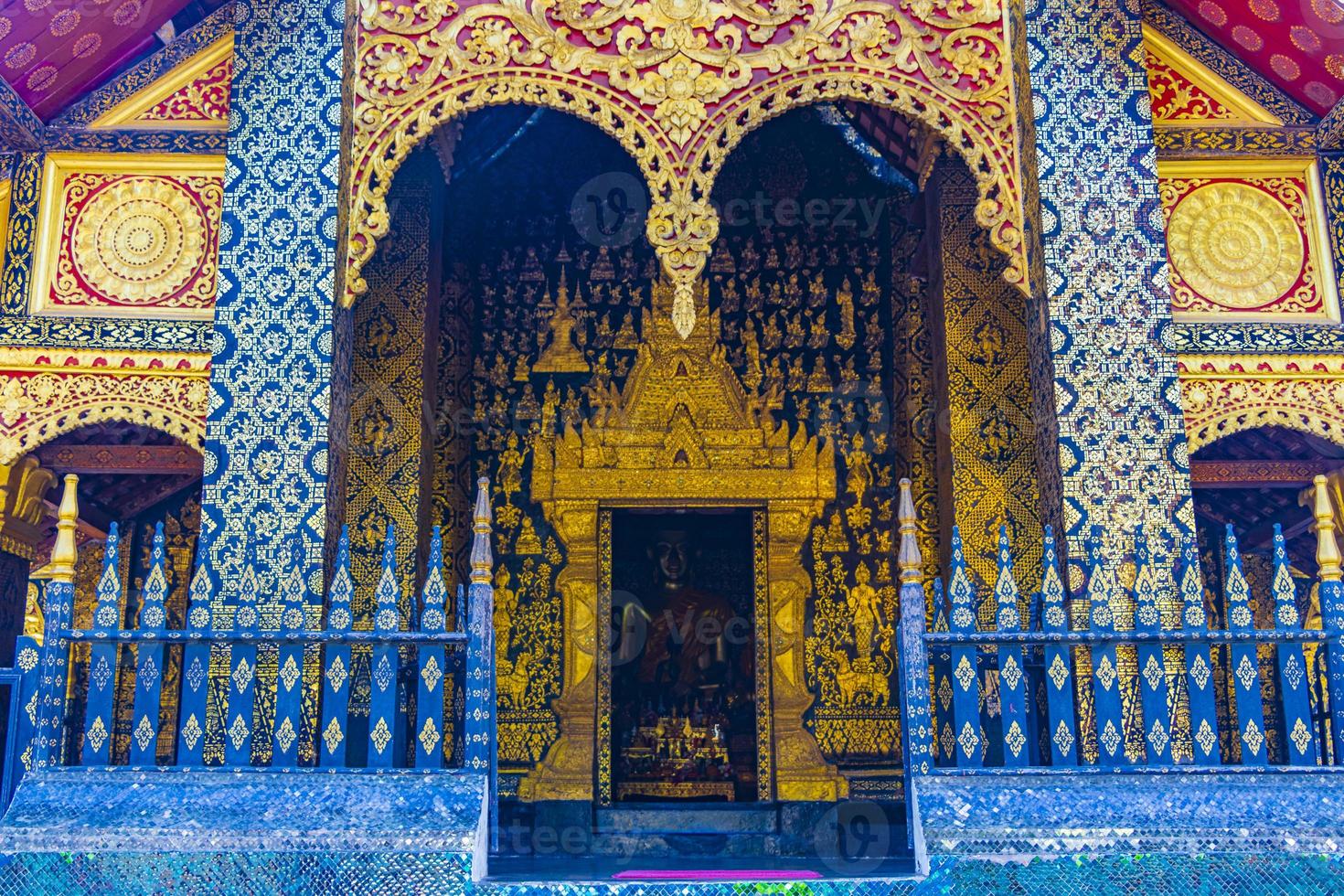 templo de wat xieng thong de la ciudad dorada luang prabang laos. foto