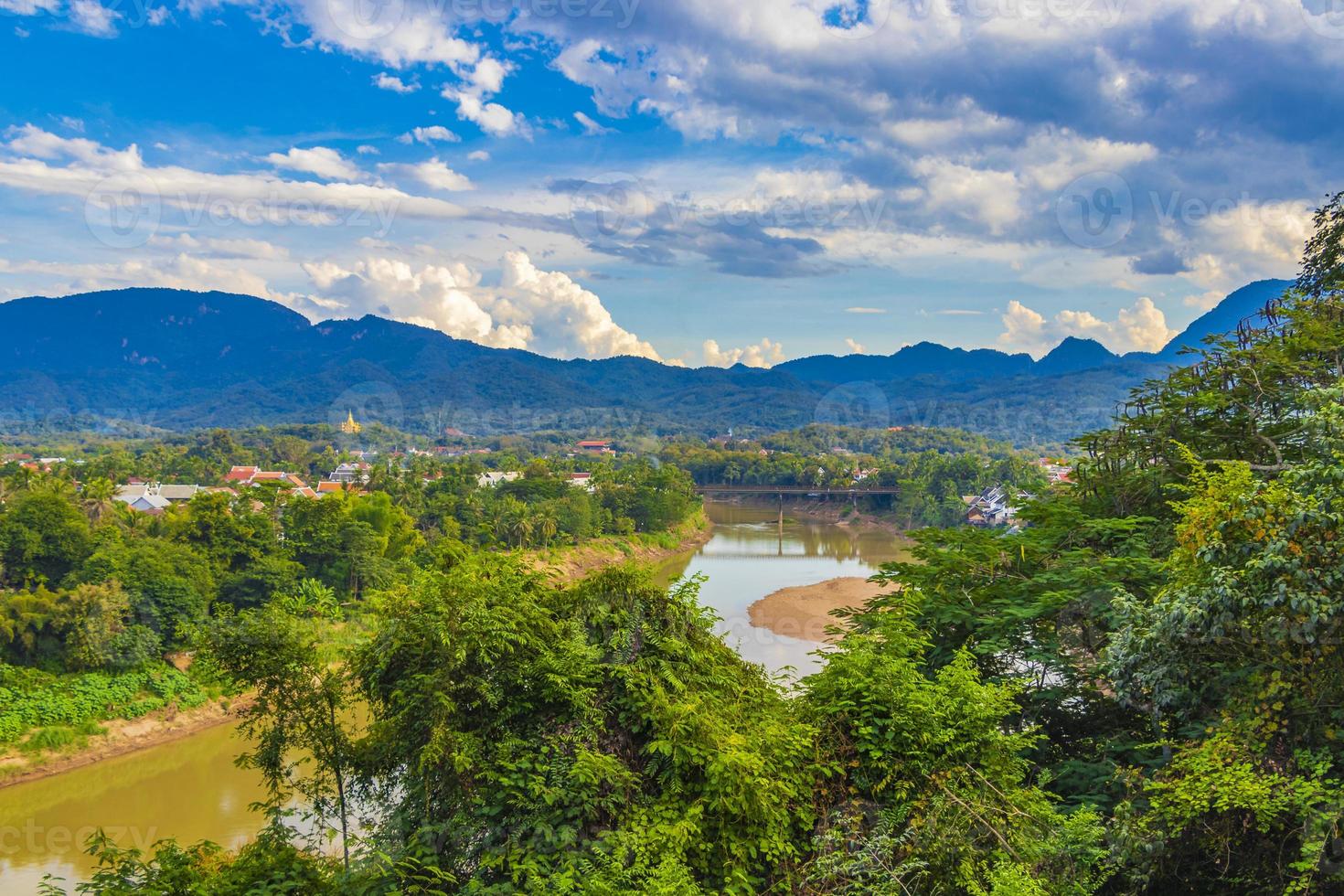 ciudad de luang prabang en panorama del paisaje de laos con el río mekong. foto