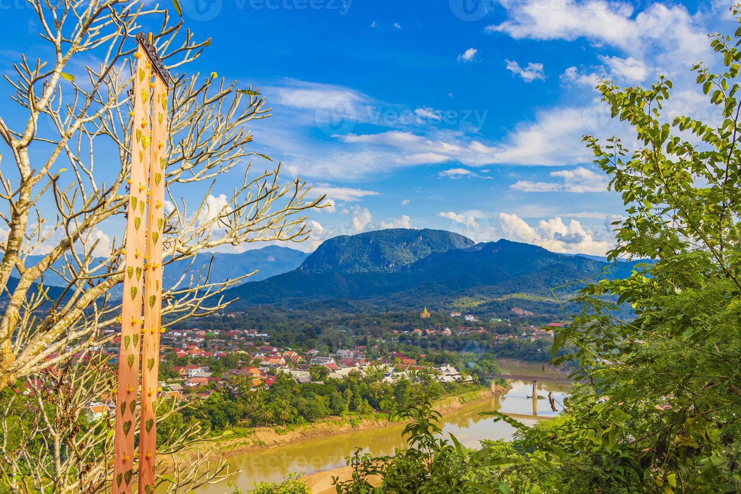 ciudad de luang prabang en laos panorama del paisaje con el río mekong foto