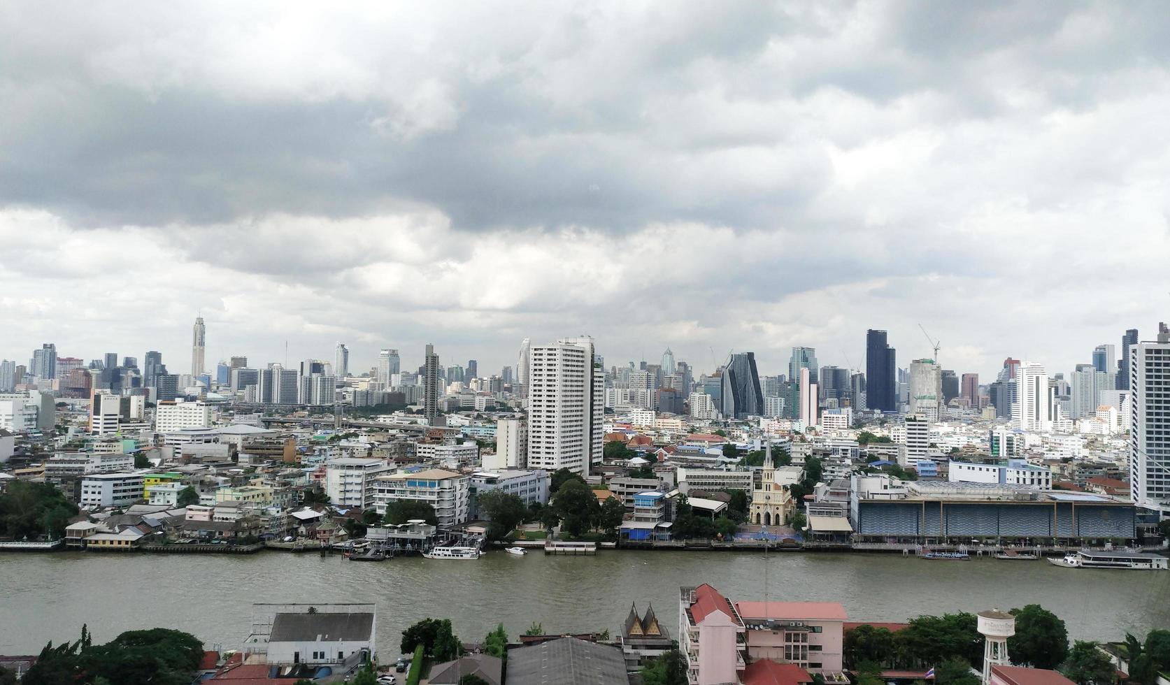 El río Chao Phraya y el paisaje urbano de Bangkok en Tailandia foto