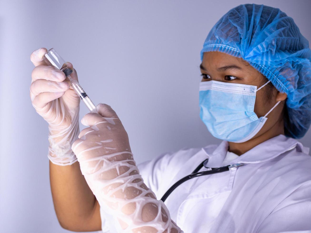 retrato de estudio de una doctora con una máscara y un sombrero. foto