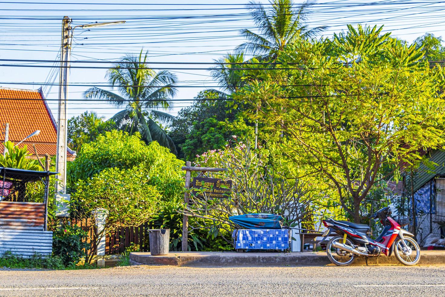 Luang Prabang, Laos 2018- típicas calles coloridas de la ciudad Luang Prabang Laos foto