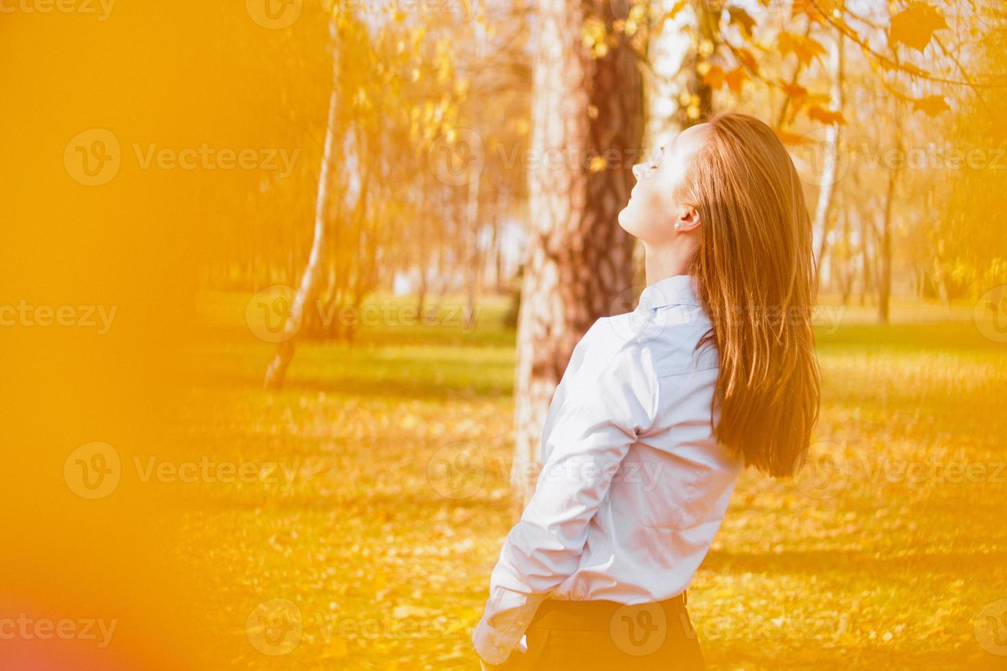 retrato, de, hermoso, mujer joven, en, otoño, parque foto