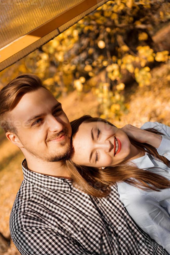 Pareja romántica en el parque de otoño - concepto de amor, relación y citas foto