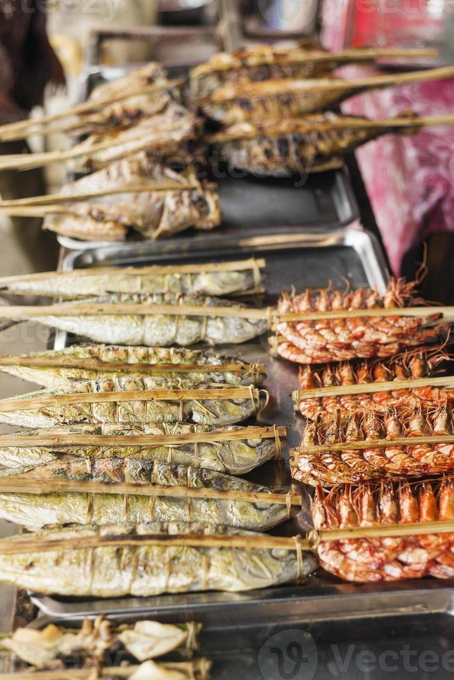 Mariscos asados a la parrilla asiática en Kep Market Camboya foto