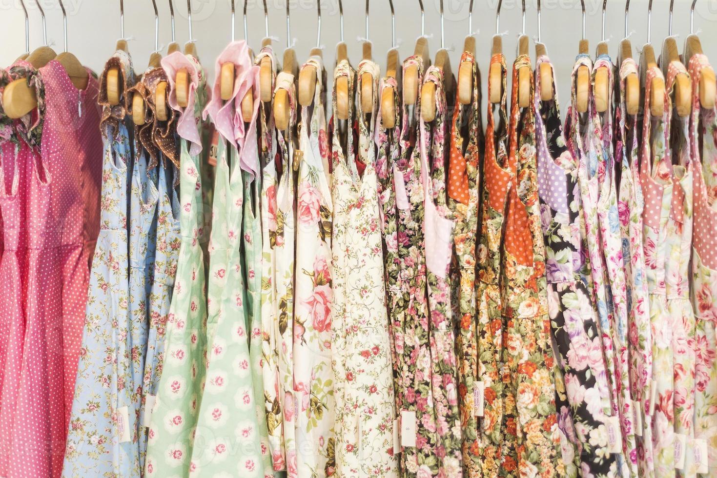 Patrón floral vestidos de niña en la tienda foto