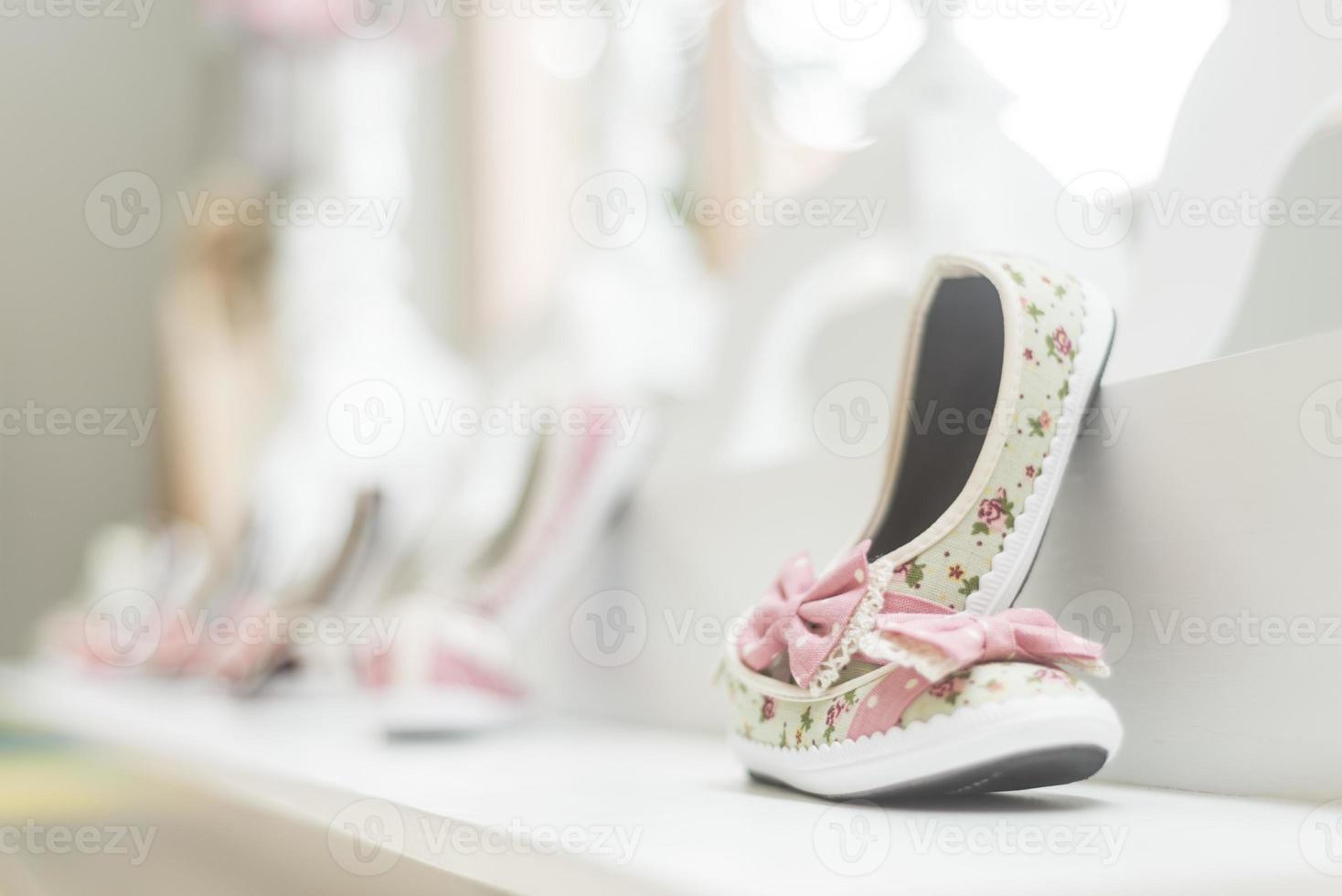 Zapatos de niña en la tienda de calzado infantil foto